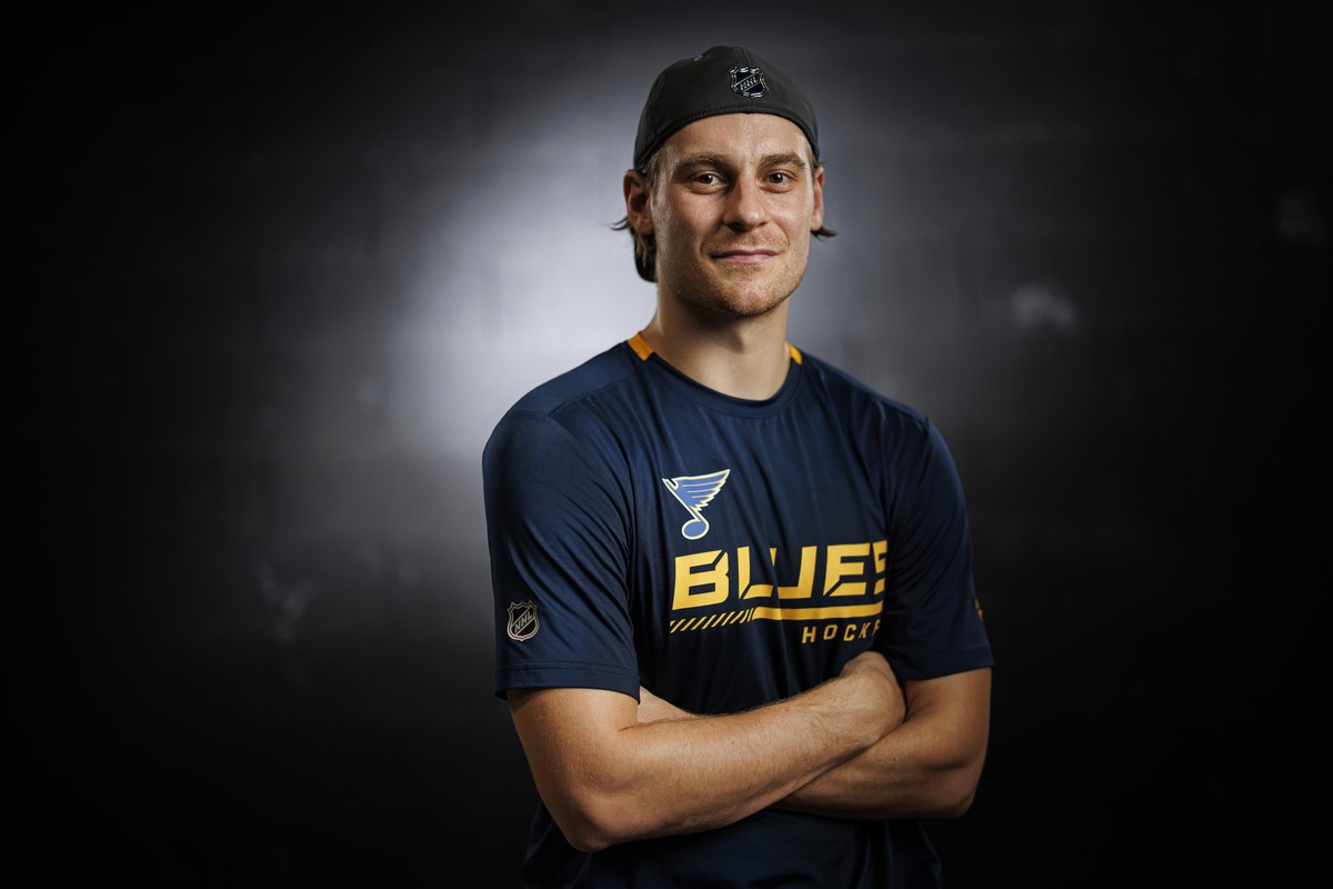Andre Heim, hockeyeur aux St. Louis Blues pose pour un portrait apres son entrainement lors d'une rencontre avec les medias ce vendredi 25 aout 2023 au Mont-sur-Lausanne. (KEYSTONE/Valentin Flaur ...