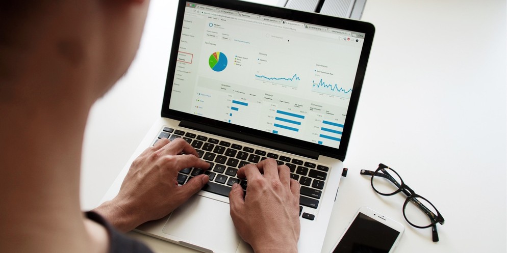 Früher studierte er Architektur. Als Data Analyst verdient er aber deutlich mehr. Für ihn ein Grund, Branche zu wechseln.