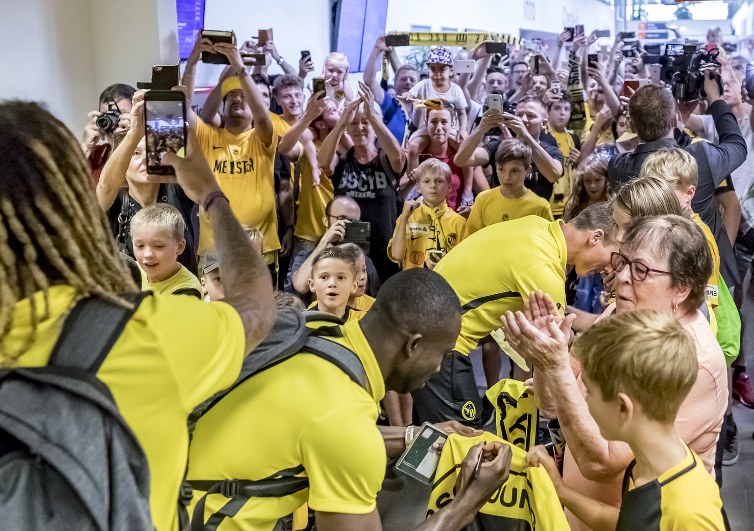 YB&#039;s Kevin Mbabu, Sekou Sanogo und Steven von Bergen, L-R, bei ihrer Ankunft am Flughafen Bern nach dem Champions League-Playoff-Rueckspiel zwischen Dinamo Zagreb und BSC Young Boys in Bern am 29 ...