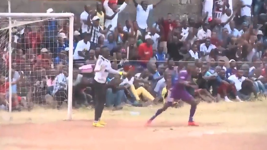 Fundstück des Tages: Fussballer in Tansania trifft ganz frech – und dann geht's rund