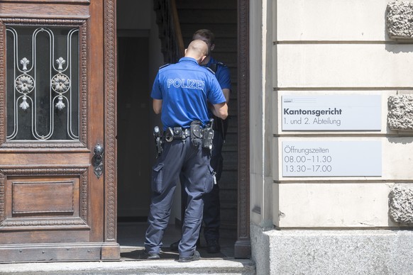 Die Polizei sichert das Kantonsgericht Luzern ab, am Montag 19. Juni 2017 wo die Gerichtsverhandlung zum &quot;Fall Malters&quot; des Bezirksgericht Kriens stattfindet. Polizeikommandant Adi Achermann ...