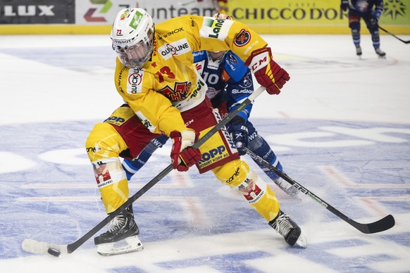 Biels Mike Kuenzle, links, kaempft um den Puck gegen Zuerichs Sven Andrighetto, rechts, im ersten Eishockey Playoff-Viertelfinalspiel der National League zwischen den ZSC Lions und EHC Biel-Bienne am  ...