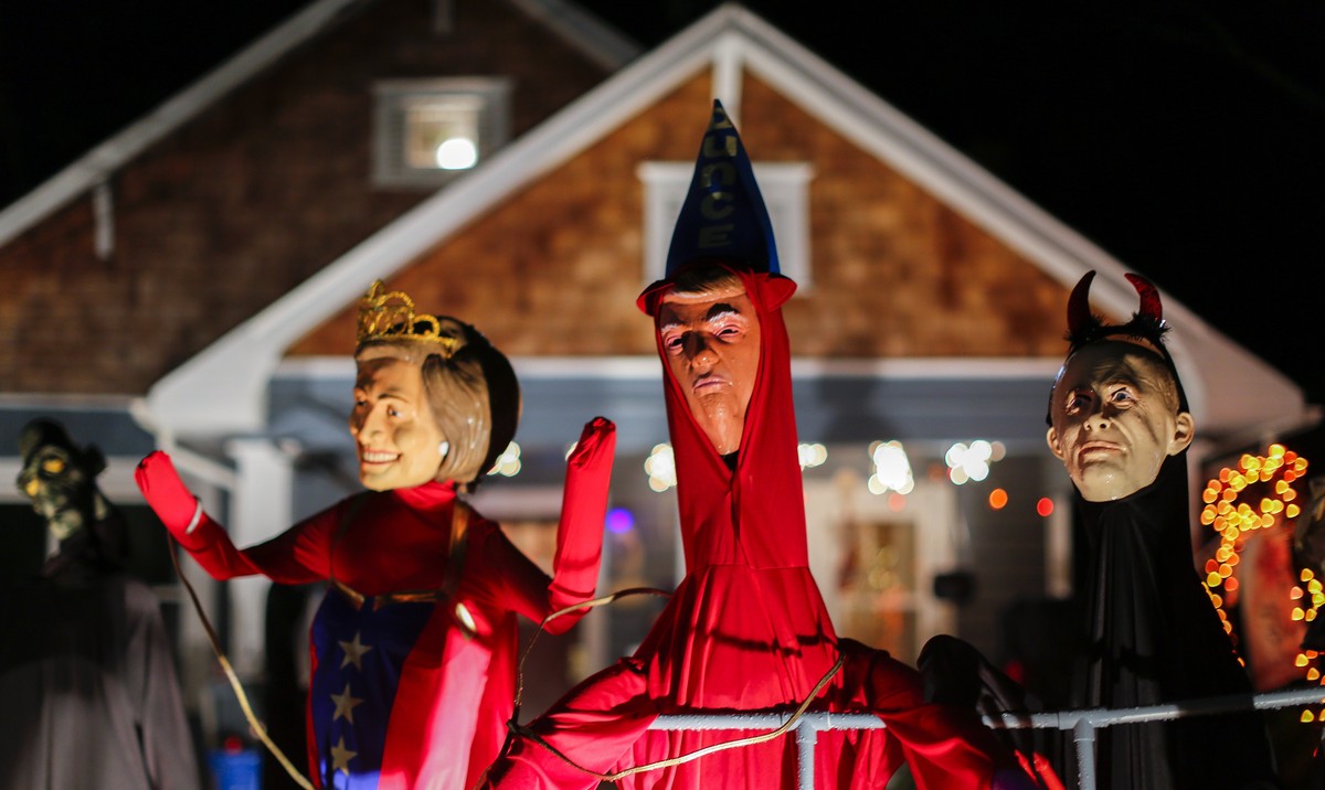 epa06296106 Likenesses of Russian leader Vladimir Putin (R) stands next to US President Donald Trump (C), and Hillary Clinton (L) at Gail Douglas' Halloween decorated home in Avondale Estates, Ge ...