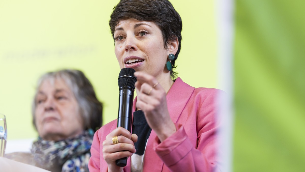 Lisa Mazzone, presidente des Vert-e-s Suisse, parle lors de l'assemblee des delegues du parti ecologiste Suisse, "Les Vert-e-s" ce samedi, 25 janvier 2025 a Peseux, Neuchatel. (KEYSTONE ...
