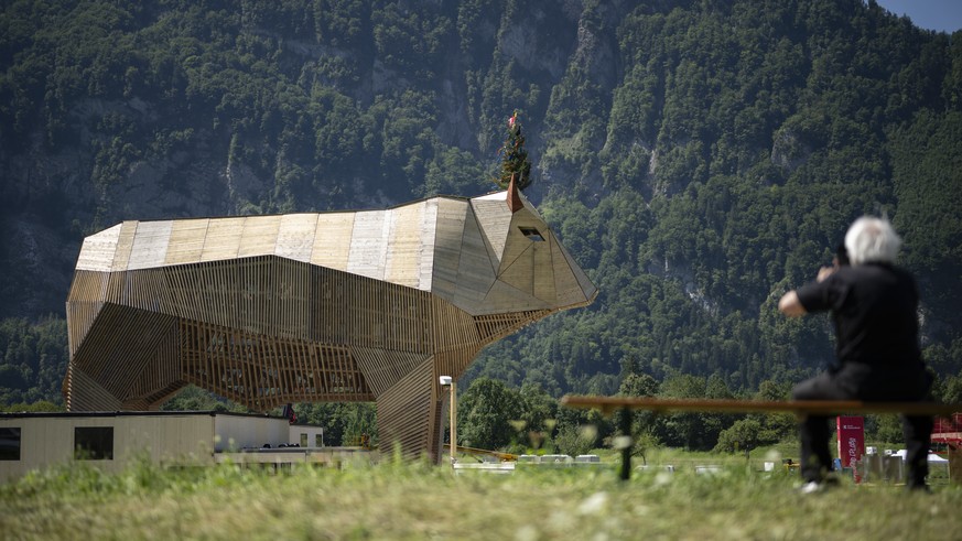 Der Holzmuni Max, aufgenommen am Freitag, 8. August 2025, auf dem Gelaende des Eidgenoessischen Schwing- und Aelplerfestes ESAF 2025, in Mollis. Der Holzmuni ist 21 Meter hoch und soll nach dem ESAF z ...