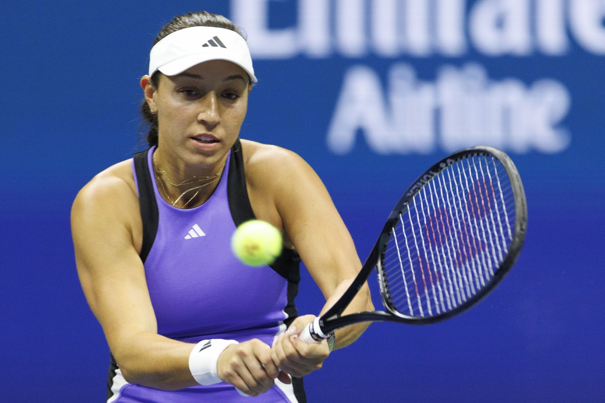 epa11588642 Jessica Pegula of the USA returns the ball to Karolina Muchova of the Czech Republic, during their semifinals match of the US Open Tennis Championships at the USTA Billie Jean King Nationa ...