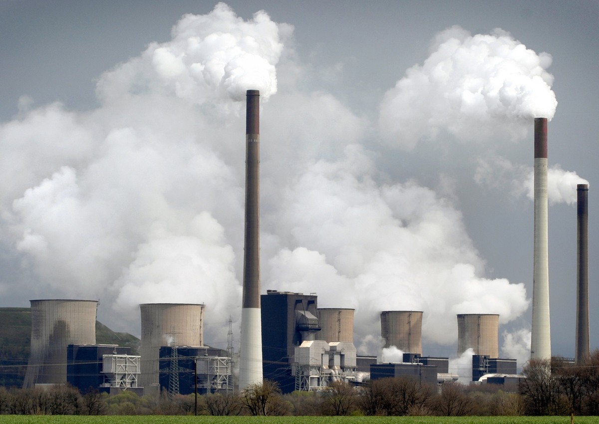 ** ARCHIV ** Rauch und Wasserdampf steigen am 6. April 2004 ueber dem Kohlekraftwerk Scholven der E.ON Kraftwerke GmbH in Gelsenkirchenen auf. Schlussspurt in den Verhandlungen ueber die EU-Klimaschut ...