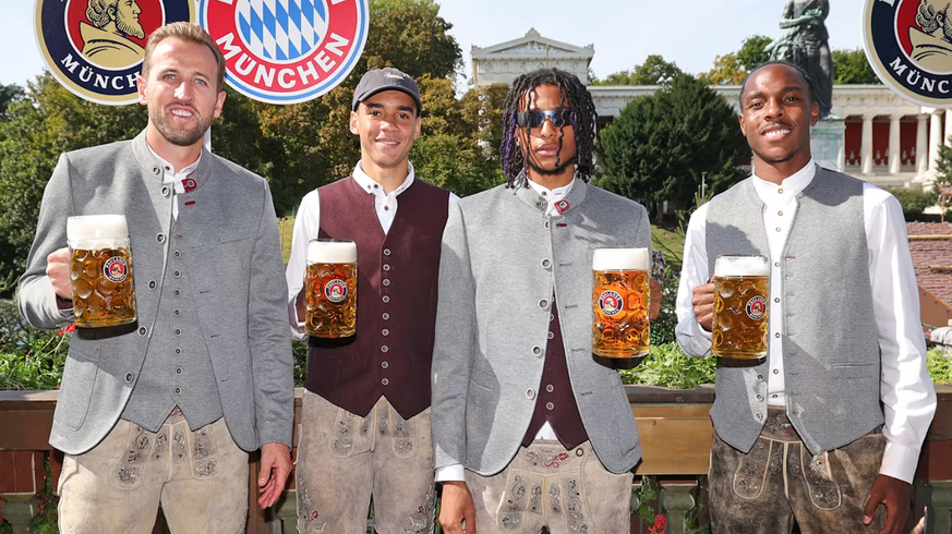 Harry Kane Jamal Musiala Michael Olise und Mathys Tel am Oktoberfest FC Bayern Muenchen München Munich