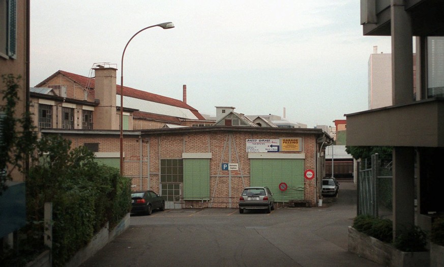 Gemaess noch unbestaetigten Angaben wurde die Beute des Jahrhundertpostraubs in diesem Hinterhof der Uetlibergstrasse 113 (Zuerich-Wiedikon) in einer Autowerkstatt erstmals aufgeteilt. Der 43-jaehrige ...