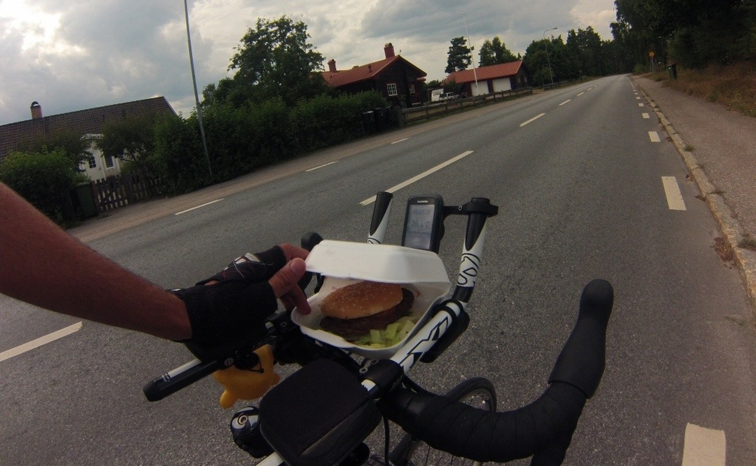 Irgendwo in Schweden auf der Flucht vor dem Regen: So erhält Fast Food eine völlig neue Bedeutung.