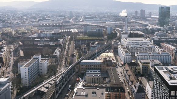 ARCHIVBILD ZUR RECHNUNG 2017 DER STADT ZUERICH, AM DIENSTAG, 13. MAERZ 2018 - View of the city of Zurich with the Uetliberg in the background and the Prime Tower (right), pictured from the Swissmill T ...