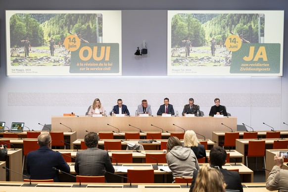 Nationalrat Reto Nause, Mitte-BE, und Praesident Allianz Sicherheit Schweiz, Mitte, spricht neben Nationalraetin Isabelle Chappuis, Mitte-VD, und Praesidentin Schweizerischer Zivilschutzverband Stefan ...