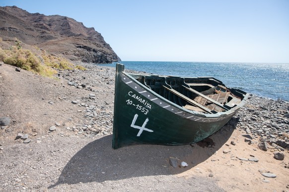 epaselect epa11632310 A small boat used by three Sub-Saharian migrants to travel sits on the beach after they arrived at Los Pajaritos beach in Tuineje, Lanzarote, Canary Islands, Spain, 29 September  ...