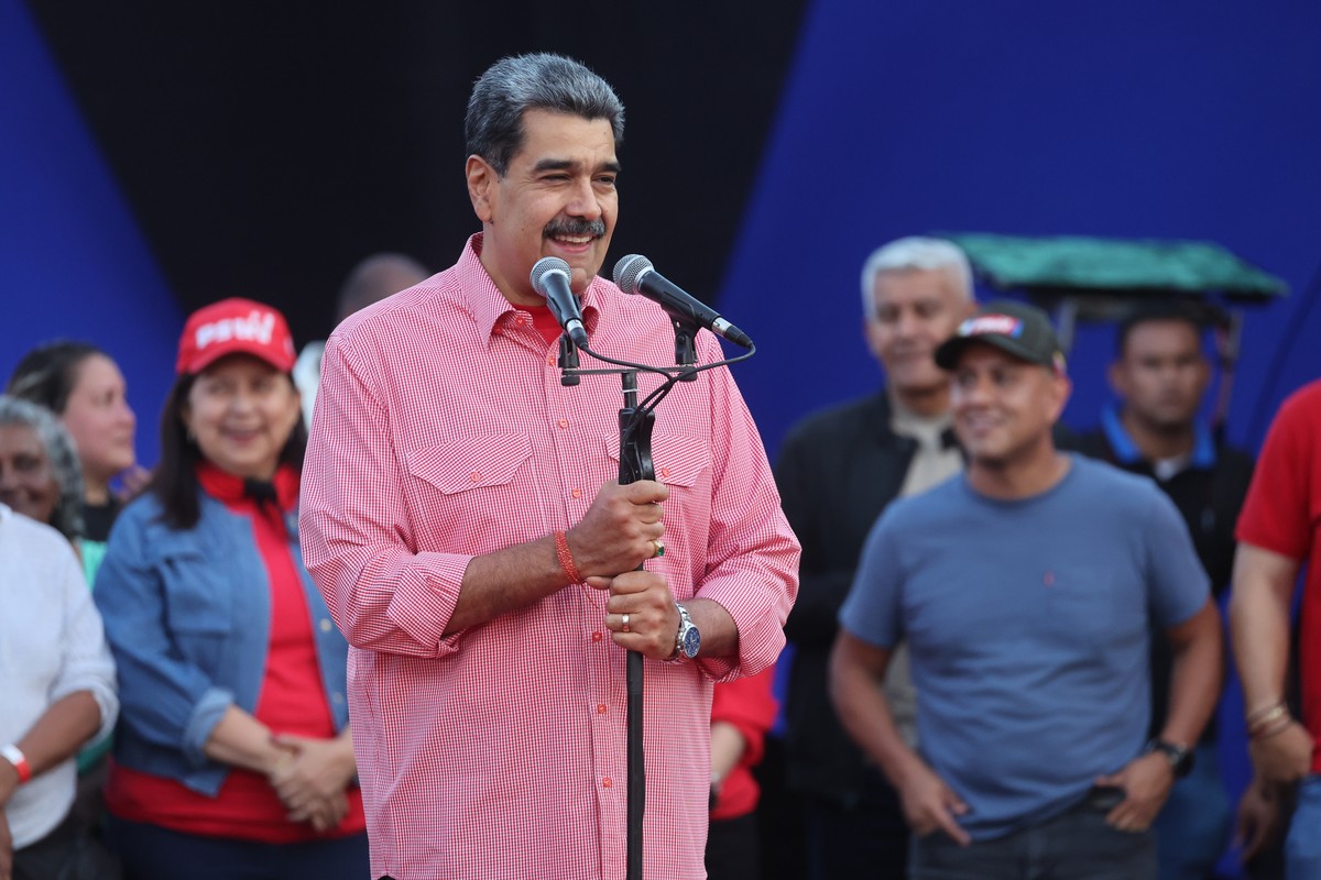 epa12528703 Venezuelan President Nicolas Maduro speaks during an event in Caracas, Venezuela, 15 November 2025. Maduro sang British musician John Lennon's iconic song 'Imagine' during a ...