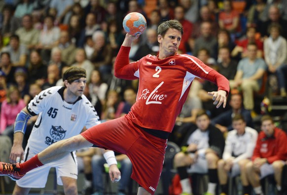 Der Schweizer Andy Schmid wirft einen Siebenmeter, im Handball EM-Qualifikationsspiel Schweiz gegen Tschechien, am Mittwoch, 29. April 2015, in der BBC Arena in Schaffhausen. (KEYSTONE/Steffen Schmidt ...