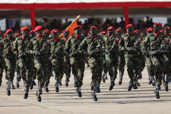 epa07274228 Soldiers participate in a military act hours after Venezuelan President Nicolas Maduro has sworn again as president of the country, in Caracas, Venezuela, 10 January 2019. Maduro said toda ...