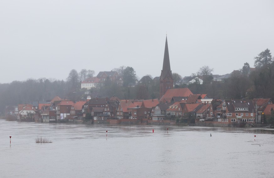 2 January 2024, Schleswig-Holstein, Lauenburg: Floodwaters of the Elbe River are affecting homes in the old town of Lauenburg.  Photo: Christian Charicius/DPA +++ dpa-Bildfunk +++