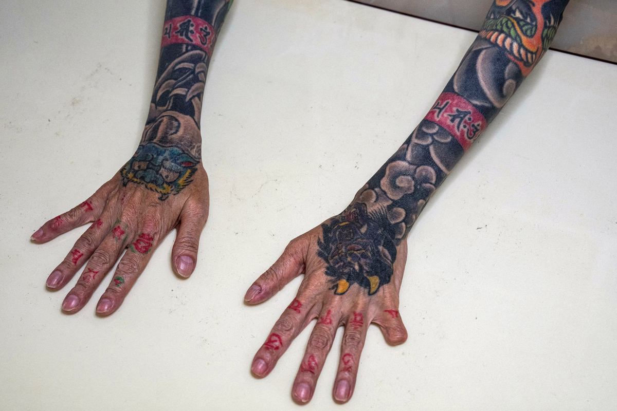 Les mains d'un ancien yakuza.