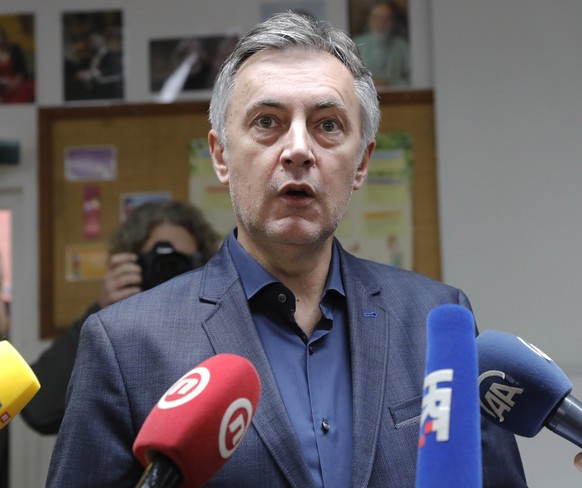 epa08086494 Croatian presidential candidate and popular singer Miroslav Skoro gives a statement to the media at a polling station during the presidential elections, in downtown Zagreb, Croatia, 22 Dec ...