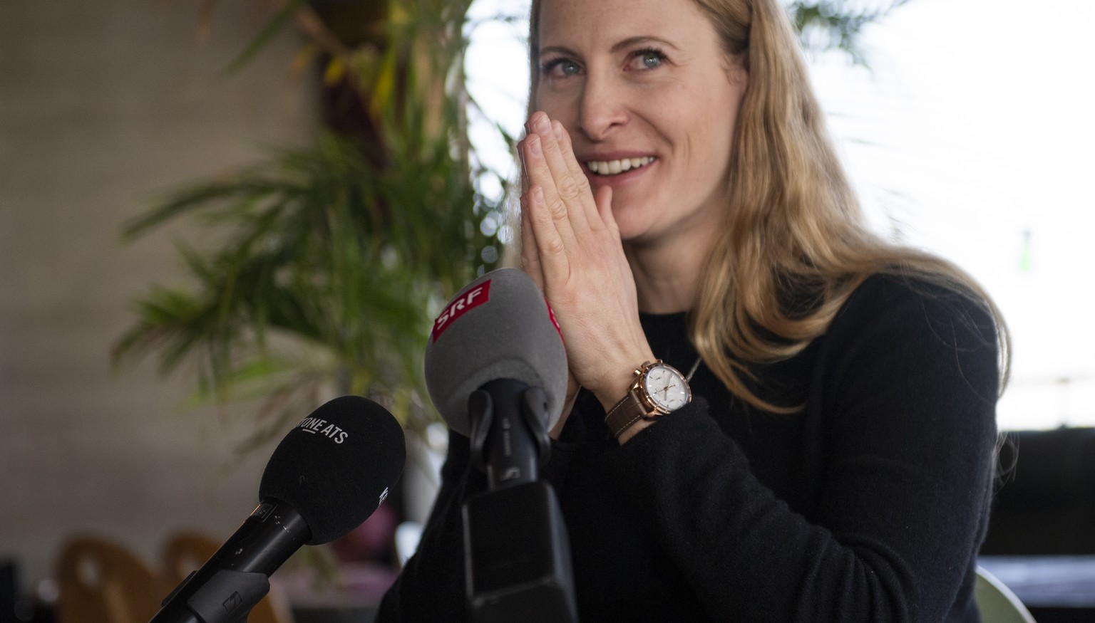 Die Schweizer Skicrosserin Fanny Smith spricht an einer Medienkonferenz am Dienstag, 8. Maerz 2022 in Lausanne. (KEYSTONE/Jean-Guy Python)