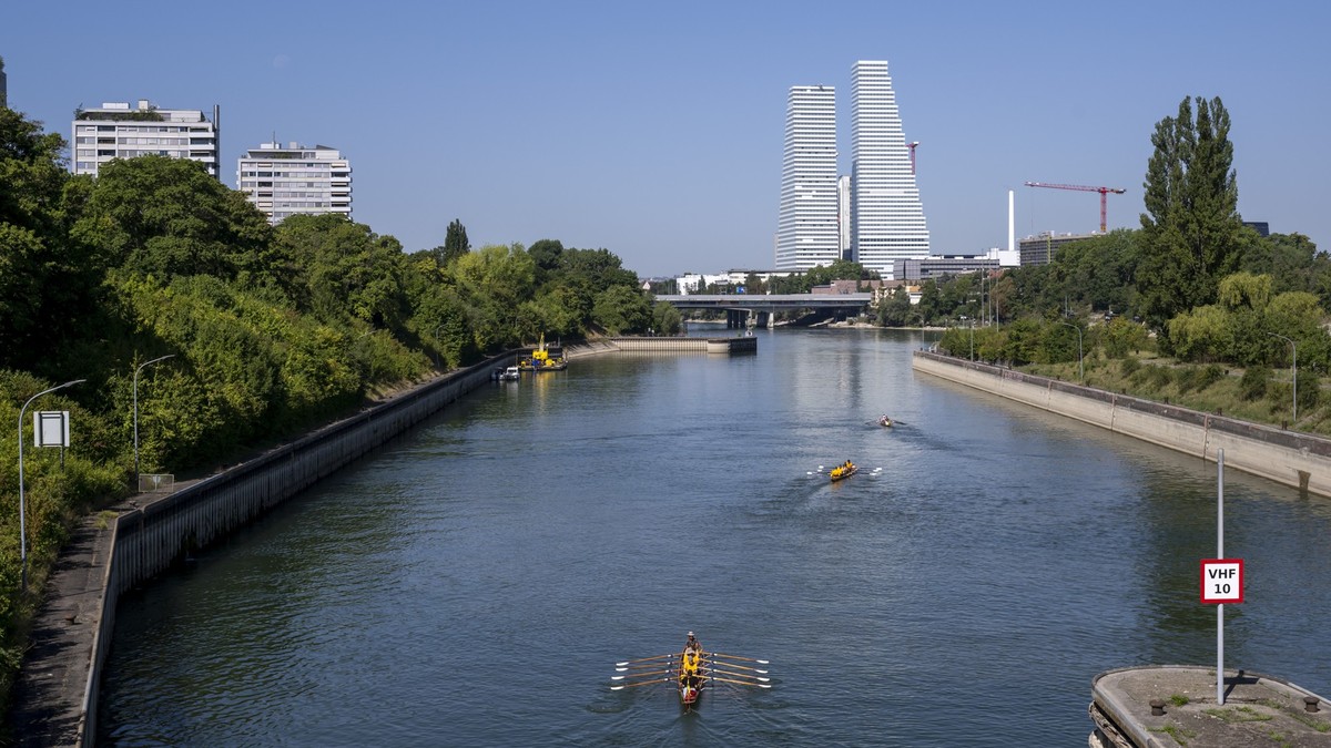 Blick auf den Rhein mit Ruderbooten und auf Basel mit den Roche-Tuermen von der Kraftwerkinsel aus in Birsfelden, am Montag, 18. Juli 2022. (KEYSTONE/Georgios Kefalas).