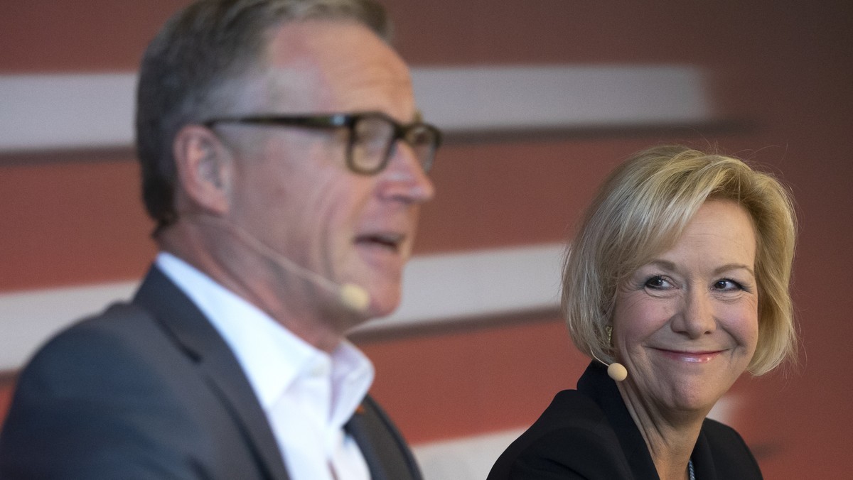 Andreas Meyer, CEO SBB, spricht neben VR-Praesidentin Monika Ribar ueber seinen Ruecktritt waehrend einer Medienkonferenz, am Mittwoch, 4. September 2019 in Bern. (KEYSTONE/Peter Klaunzer)