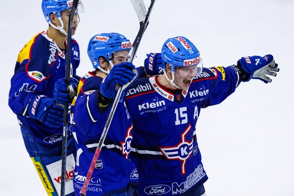 EHC Kloten Stuermer Miro Aaltonen (#15) feiert seinen Treffer zum 3-2 in der Verlaengerung mit Verteidiger Lucas Ekestahl Jonsson (#67) und Jonathan Ang, link, waehrend dem Eishockey-Meisterschaftsspi ...