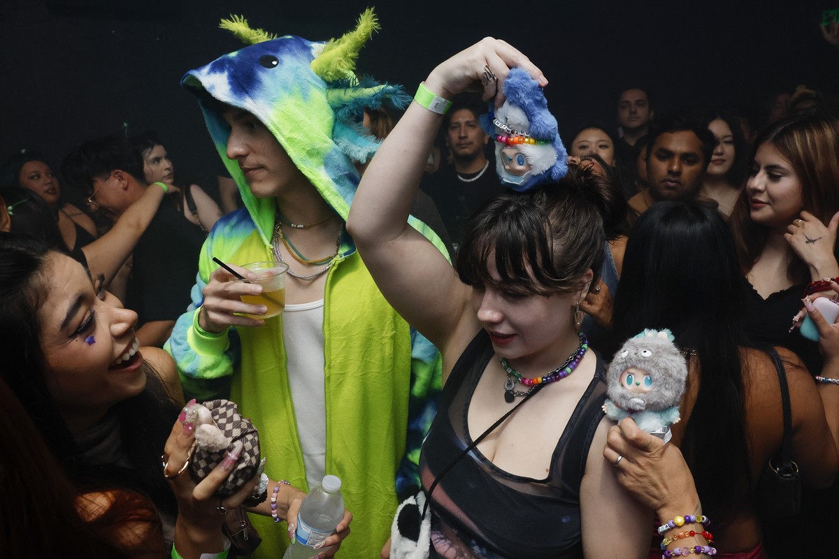 epa12335640 People dance with their Labubu dolls during a Labubu-themed rave at Catch One nightclub in Los Angeles, California, USA, 30 August 2025. EPA/CAROLINE BREHMAN