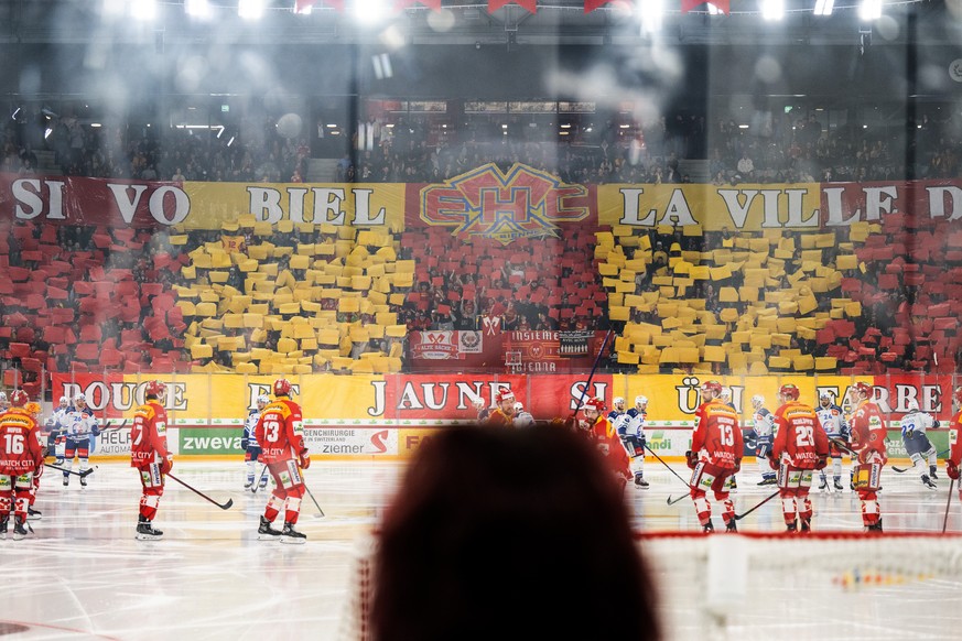 Bielers Fans praesentieren eine Choreographie im sechsten Playoff Viertelfinal Eishockeyspiel der National League zwischen dem EHC Biel und den ZSC Lions, am Samstag, 2. April 2022, in der Tissot Aren ...