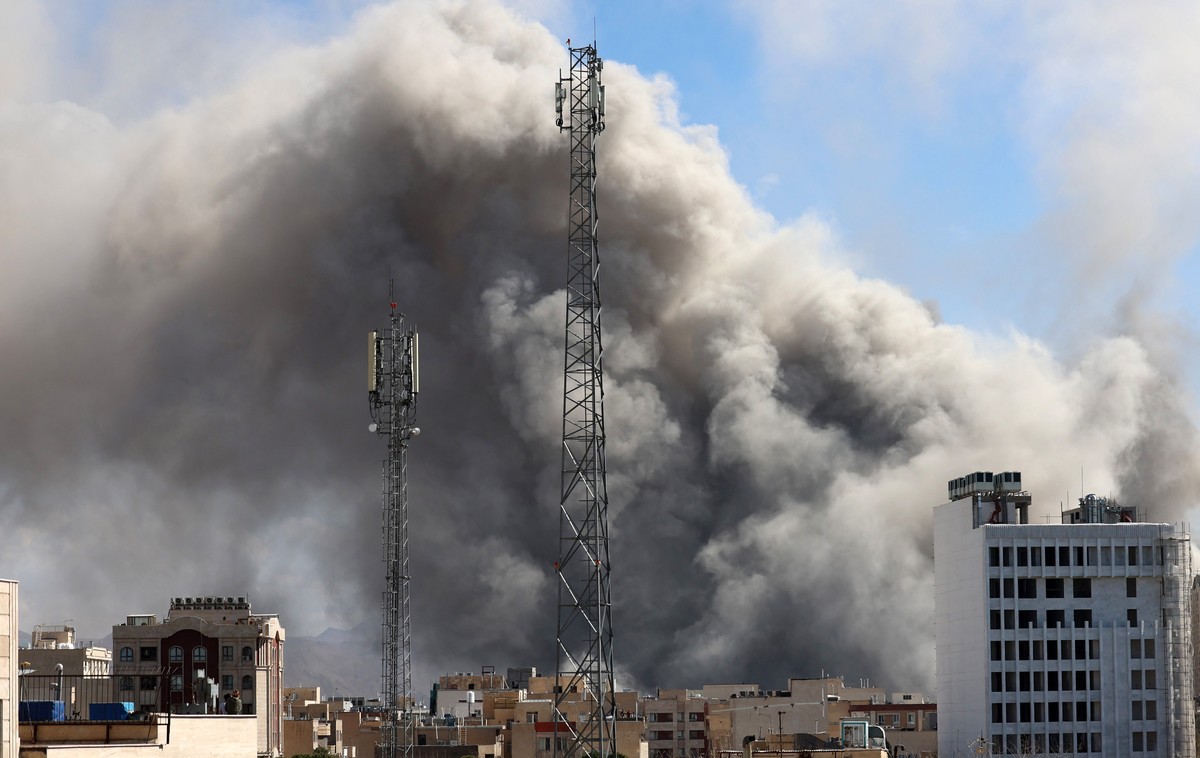 epa12786538 Smoke rises in central Tehran after an Israeli attack in Iran, 01 March 2026. A joint Israeli and US military operation continues on its second day after targeting multiple locations acros ...