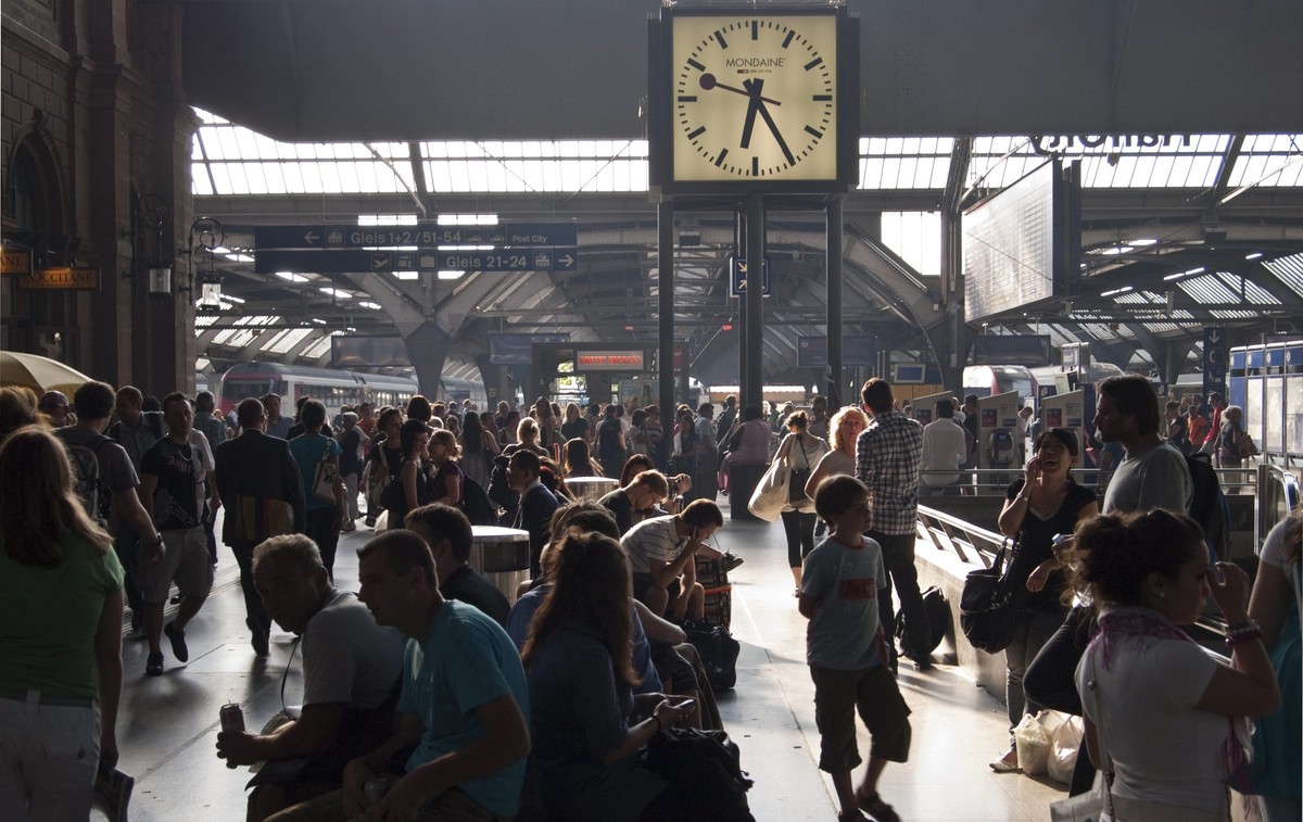 Reisende und PendlerInnen tummeln sich in der Bahnhofshalle am fruehen Donnerstagabend, 15. Juli 2010, im Hauptbahnhof Zuerich. Eine Fahrleitungsstoerung fuehrte zu groesseren Verspaetungen und Zugaus ...