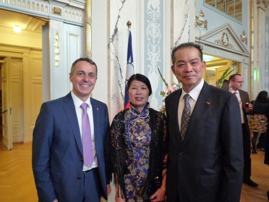 Der heutige Aussenminister Ignazio Cassis traf 2016 als Nationalrat auf einem Empfang den Vertreter Taiwans in der Schweiz, Liu Bagzhi, und dessen Frau.