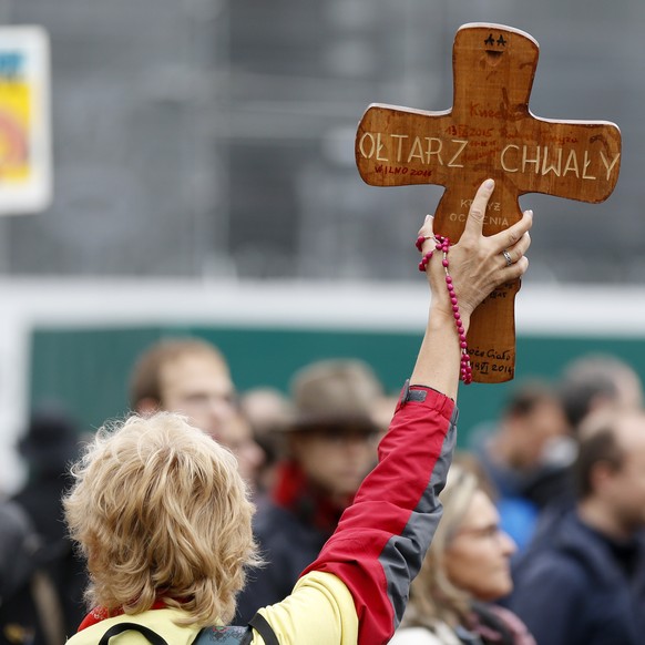 Eine Teilnehmerin der Kundgebung &quot;Marsch fuers Laebe&quot; haelt ein Kreuz, am Samstag, 17. September 2016 auf dem Bundesplatz in Bern. Der Marsch fuers Laebe gegen Abtreibungen wird regelmaessig ...