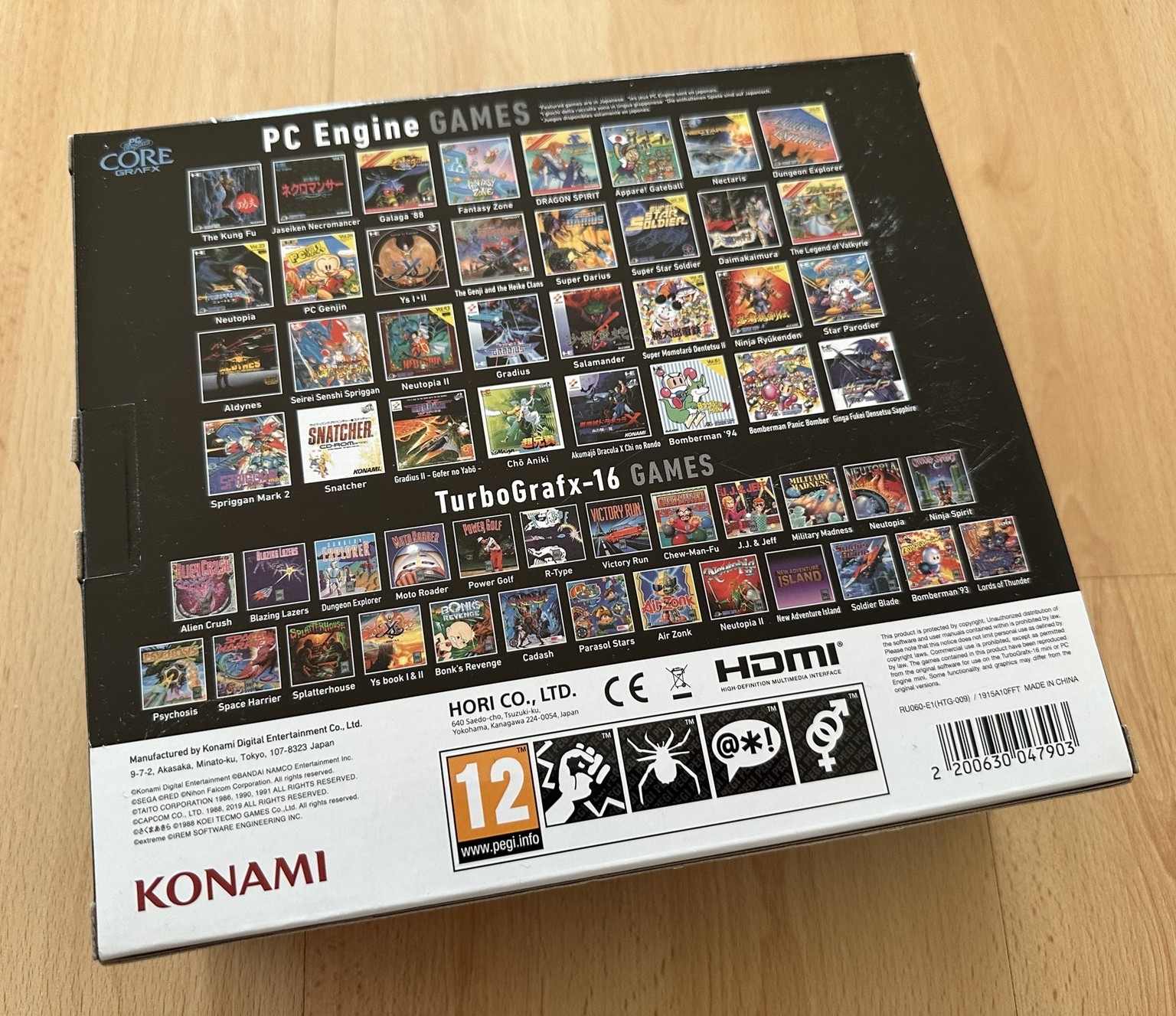 Die Verpackungsrückseite zeigt die Cover von über 50 Videospielen, die darauf warten gespielt zu werden.