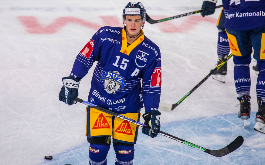 EV Zug Stürmer 15 Gregory Hofmann während dem Einlaufen vor dem Testspiel gegen die Adler Mannheim. (Zug, Schweiz, 20.08.2022) Eishockey *** EV Zug forward 15 Gregory Hofmann during the run-in before  ...