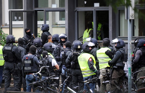 &nbsp;Ein Sondereinsatzkommando der Polizei beim Schulhaus.