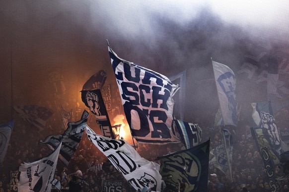 Die FCZ Fans inder Suedkurve schwenken eine Fahne mit der Aufschrift "Zueri isch ois" bei dem Spiel der Fussball Super League zwischen dem Grasshopper Club Zuerich (GC) und dem FC Zuerich (F ...