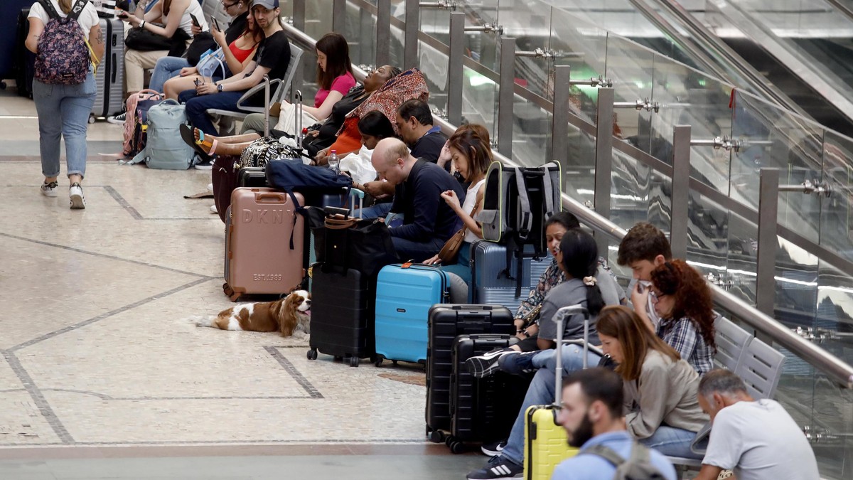epa10743668 Travelers wait during rail workers strike, in Milan, Italy, 13 July 2023. Italy's rail workers went on strike on 13 July starting from 3am local time and is expected to last for 12 ho ...
