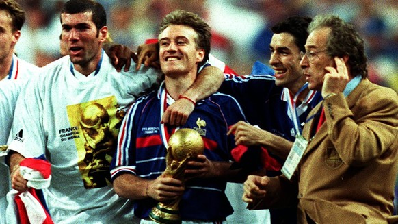 Brazil V France, FIFA World Cup, WM, Weltmeisterschaft, Fussball Final Match 1998 Zinedine Zidane, Didier Deschamps and Robert Pires of France With the World Cup Trophy celebrating after the FIFA Worl ...