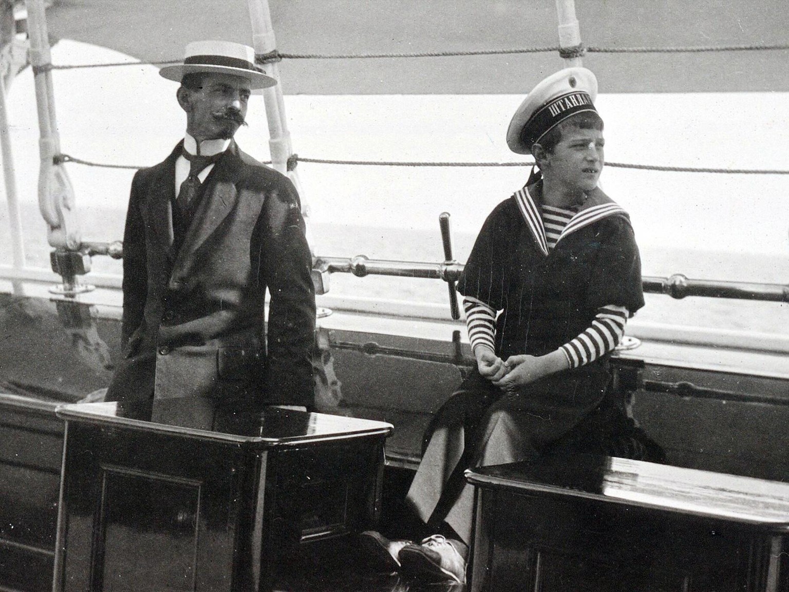 Pierre Gilliard und Zarewitsch Alexei an Bord der kaiserlichen Jacht «Standart».