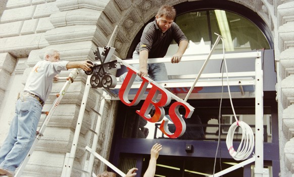 Vorbereitungen des Namenswechsels zur neuen UBS auch in St. Gallen am Montag, 22. Juni 1998. In der ganzen Schweiz werden zurzeit an den Filialen der frueheren SBG (Schweizerische Bankgesellschaft) un ...
