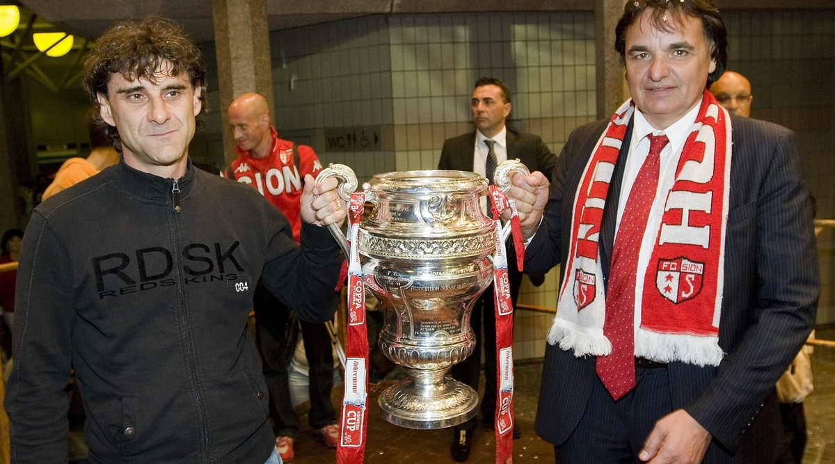 Didier Tholot, l'entraineur du FC Sion, gauche, et Christian Constantin le president du FC Sion, droite, celebrent avec le public valaisan la 11eme Coupe Suisse ce jeudi matin 21 mai 2009 sur la  ...