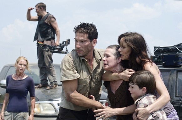 Rechts im Bild: «Lori» hält den kleinen «Carl» im Arm.