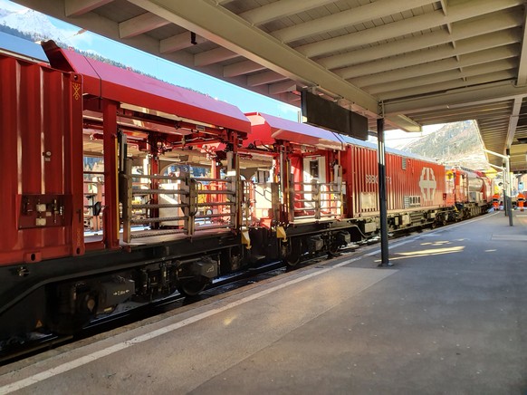 Als ich heute Morgen um 09:10 in Airolo am Bahnhof wartete, kam ein SBB Wartungszug. Dieser hielt im Bahnhof und lud einen toten Hirsch auf ein Pickup der SBB Feuerwehr. Das komische daran war, dass d ...