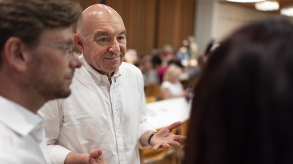 KEYPIX - Daniel Jositsch spricht mit Parteikollegen vor der ausserordentlichen Delegiertenversammlung der SP Kanton Zuerich am Donnerstag, 28. Mai 2026, im Reformierten Kirchgemeindehaus Schwamendinge ...