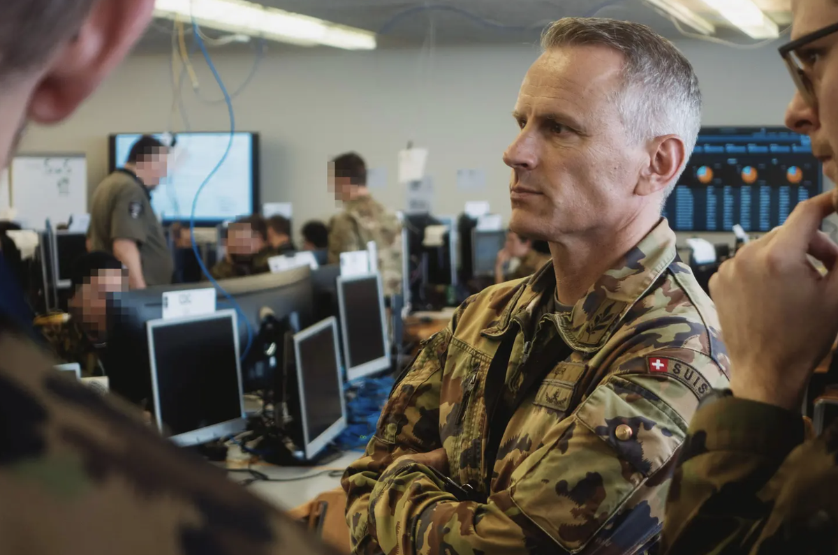 Le divisionnaire Simon Müller, chef du commandement Cyber de l'armée, rend visite à la Blue Team 7 dans les Alpes suisses.