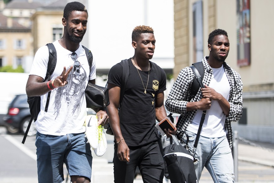 epa05999432 (L-R) Swiss players Johan Djourou, Jacques Francois Moubandje and Ulisses Garcia arrive at the hotel of the Swiss national soccer team, in Neuchatel, Switzerland, 30 May 2017. Switzerland  ...