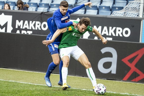 Luzerns Darian Males, links, gegen St. Gallens Lukas Goertler, rechts, im Fussball Meisterschaftsspiel der Super League zwischen dem FC Luzern und dem FC St. Gallen, in der Swisspor Arena in Luzern, a ...