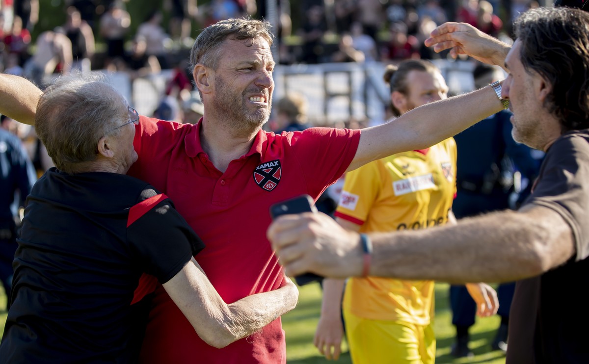 Neuenburgs Trainer Stephane Henchoz, Mitte, jubelt nach dem Barrage Rueckspiel zwischen dem FC Aarau und Neuchatel Xamax FCS, am Sonntag, 2. Juni 2019, im Stadion Bruegglifeld in Aarau. (KEYSTONE/Chri ...