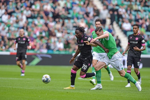 Hibernian v St Mirren cinch Premiership Paul Hanlon of Hibernian and Toyosi Olusanya of St Mirren during the cinch Premiership match at Easter Road, Edinburgh Copyright: xJamiexJohnstonx FIL-18775-006 ...